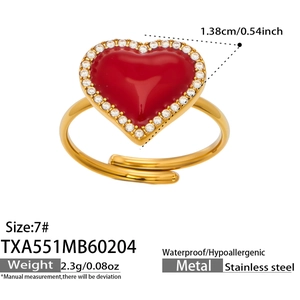 Détail de la bague réglable en acier inoxydable taille 7 avec cœur rouge et zircon