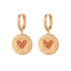 Boucles d'oreilles dorées texturées avec cœur en zircon orange sur fond blanc épuré