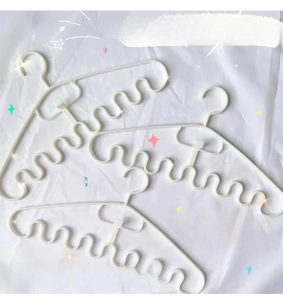 Detail van witte golfvormige kledinghanger met haken voor het opbergen van hemdjes en bh's