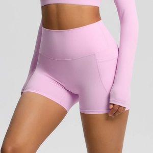 Vue détaillée du short de yoga rose à taille haute avec poches latérales et coutures précises