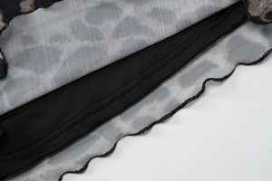 Détail macro du tissu en maille léopard avec bords volantés et doublure noire