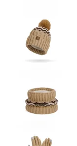 Vue détaillée d'un ensemble d'hiver en tricot camel avec bonnet à pompon et tour de cou