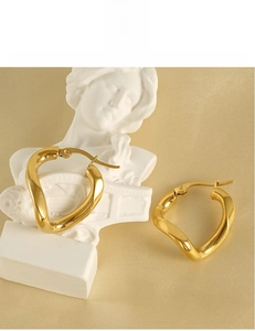 Detail of 18K gold plated irregular wave earrings with eco-friendly lead-free material