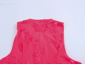 Détail de robe rouge avec tissu jacquard rose et fermeture éclair invisible au dos