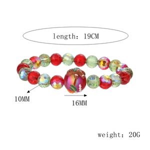 Détail du bracelet de Noël 19cm avec perles 10mm rouges et vertes et pendentif bonhomme de pain