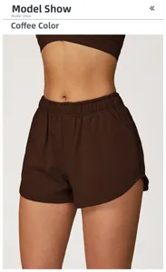 Détail du short de sport marron café à taille haute et ceinture élastique sur modèle
