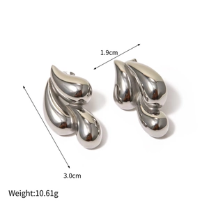Detailed dimensions of silver teardrop earrings with a height of 3.0cm and width of 1.9cm