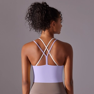 Détail d'un soutien-gorge de yoga lilas avec bretelles croisées et tissu extensible
