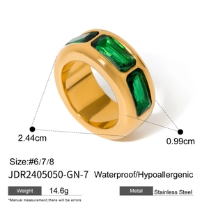 Goldener Edelstahlring mit grünen Zirkoniasteinen, wasserfest und luxuriöser Stil