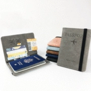 Detalle de funda para pasaporte en piel sintética gris con ranuras y más colores