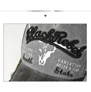 Dettaglio ravvicinato del cappello in denim grigio lavato con ricamo 3D BlackRebel