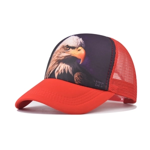 Detail van de rode mesh trucker pet met realistische adelaarsprint en gebogen rand