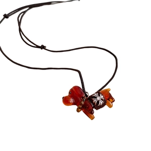 Collier corde marron réglable avec pendentif chien en verre ambre et breloque croix