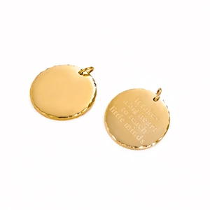 Dettaglio di ciondolo placcato oro 14K con incisione It takes a big heart to teach little minds