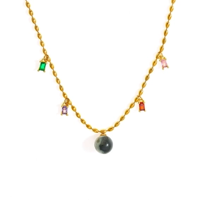 Collier en chaîne dorée avec perles olive et pendentifs en pierres précieuses colorées