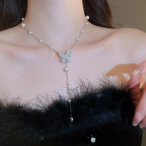 Dettaglio della collana a farfalla in argento con zirconi e eleganti nappe di perle