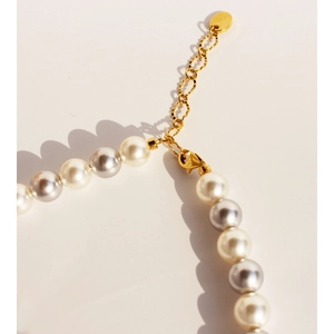 Elegant double-layer pearl necklace with white and silver-grey pearls and gold clasp