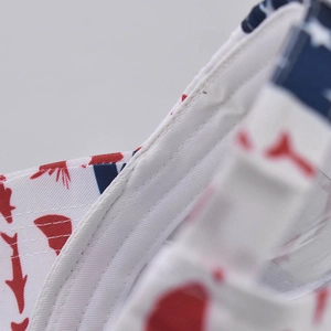 Gros plan sur la bande de transpiration et coutures avec motif de poissons bleu et rouge