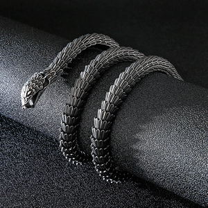Makroaufnahme des Schlangenarmbands aus Edelstahl mit Schuppen und Kopf-Detailgravur
