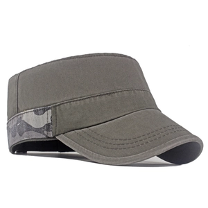 Dettaglio del cappello militare verde con toppa mimetica grigia e trama in cotone