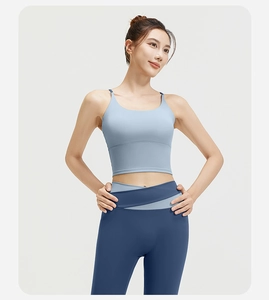 Detailaufnahme der High-Waist Yoga-Leggings mit stylischem Crossover-Kontrastbund