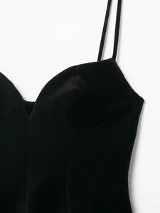 Vue détaillée de la robe en velours noir avec fines bretelles et décolleté en cœur élégant