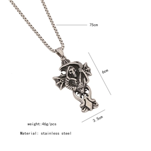 Vue détaillée du pendentif croix faucheuse argentée avec dimensions et spécifications de poids