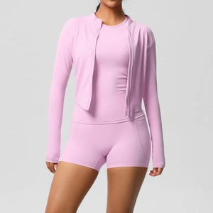 Ensemble de yoga 3 pièces avec veste zippée, débardeur et short en rose pâle