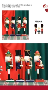 Vue détaillée de quatre soldats casse-noisettes traditionnels en bois de 25 cm pour Noël
