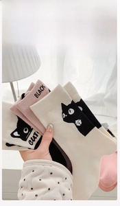 Nahaufnahme süßer Cartoon-Katzenmuster auf weichen Baumwoll-Mittelsocken