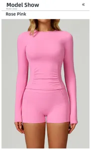 Detail des rosenpinken Yoga-Sets mit Raffung am Oberteil und High-Waist-Shorts mit Taschen