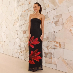 Élégante robe longue bustier noire avec imprimé floral de lys rouges sur l'ourlet