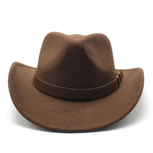 Détail d'un chapeau de cowboy en feutre de laine marron avec ruban cuir et bord large