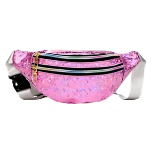 Détail du sac banane laser rose avec double fermeture éclair et sangle argentée