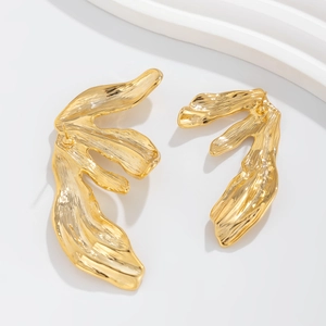 Vergulde ginkgo blad oorbellen met abstracte metalen textuur op witte achtergrond