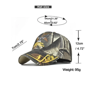 Détail de la casquette camouflage avec broderie cerf 3D et spécifications de taille