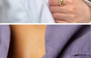 Vue rapprochée d'une bague bombée dorée minimaliste portée au doigt au fini poli