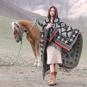 Poncho à capuche ethnique avec motifs géométriques et franges pour voyage et mode