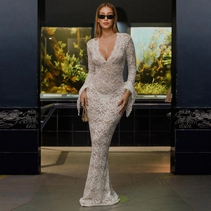Robe longue élégante en dentelle blanche avec col en V profond et manches évasées