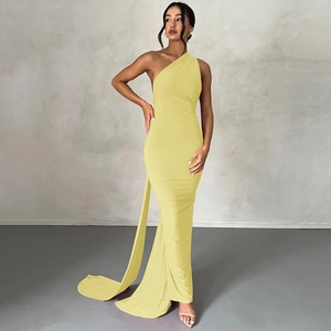 Detail eines eleganten gelben One-Shoulder-Abendkleids mit langem Schulterband