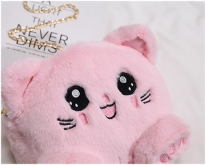 Gros plan du sac chat en peluche rose avec texture douce et détails brodés fins