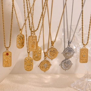 Esposizione verticale di collane tarocchi zodiacali in oro e argento su supporti
