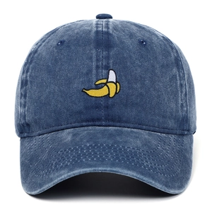 Gros plan de la broderie banane jaune sur casquette de baseball en denim délavé