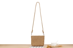 Détails de texture d'un sac bandoulière en corde de papier tissée main avec des perles