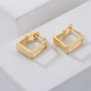 Orecchini rettangolari geometrici placcati in oro 14K su un supporto bianco pulito