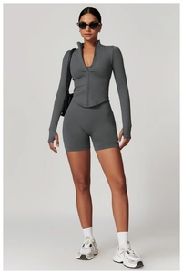 Ensemble de sport gris foncé avec short de yoga sans couture à taille haute pour femme