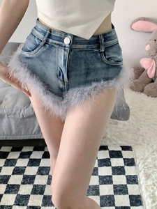 Nahaufnahme der blauen Denim-Shorts mit grauem Pelzbesatz und weißem Knopf-Detail