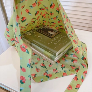 Détail du grand sac cabas en coton vert à fleurs montrant sa capacité et sa texture toile