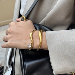 18K vergoldeter welliger Armreif mit Zirkonstein für Damen, elegantes Schmuckdesign