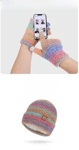 Détail de gants tricotés tactiles colorés et bonnet thermique avec doublure polaire douce